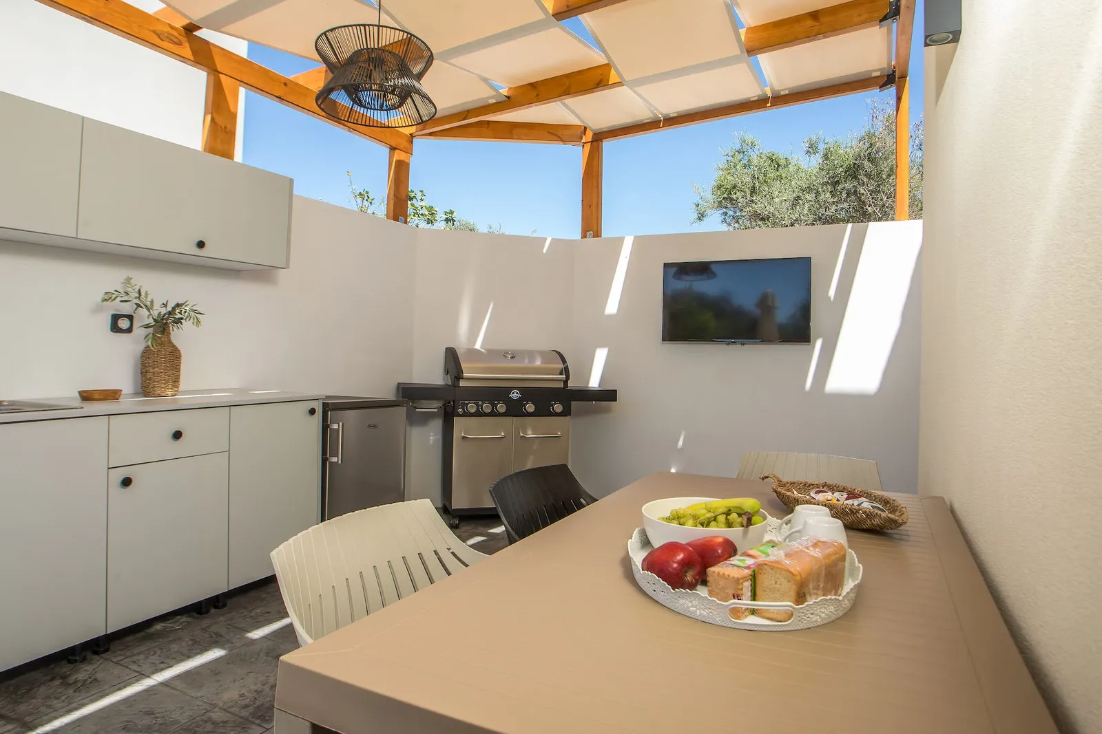 Outdoor kitchen with BBQ and dining table